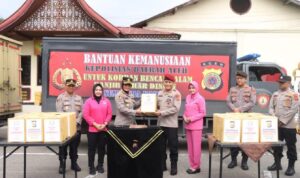 Polisi di Aceh mengirimkan bantuan kemanusiaan kepada korban banjir bandang di Sumatera Barat